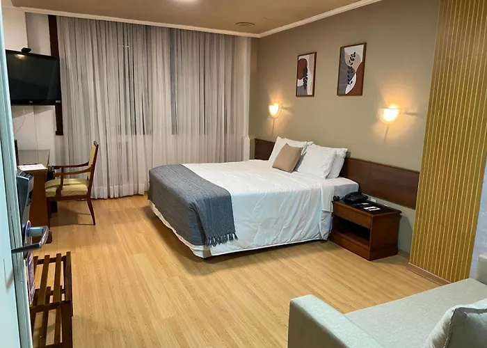 City Hotel- Orla do Guaíba, Cais Embarcadero, Parque Harmonia, Mercado Público